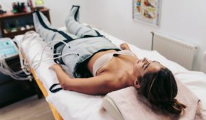 mujer realizando sesión de presoterapia